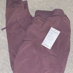 Attitude pant volcanic violet size 4